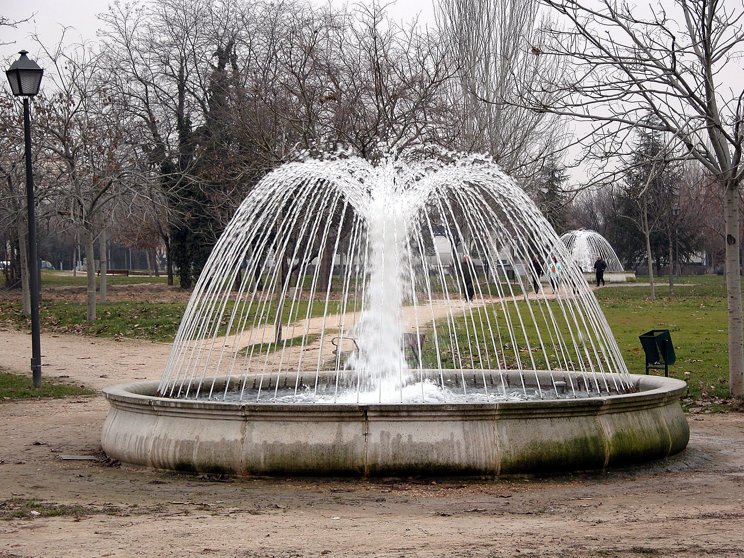 Resultado de imagen de fuentes del parque de pradolongo