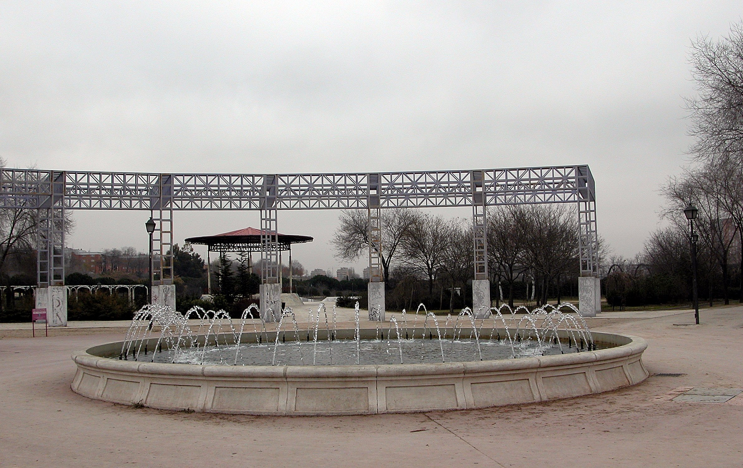 Resultado de imagen de Fuente circular del parque de Pradolongo