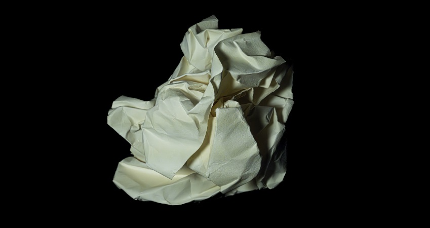 Foto de un papel arrugado hecho bola