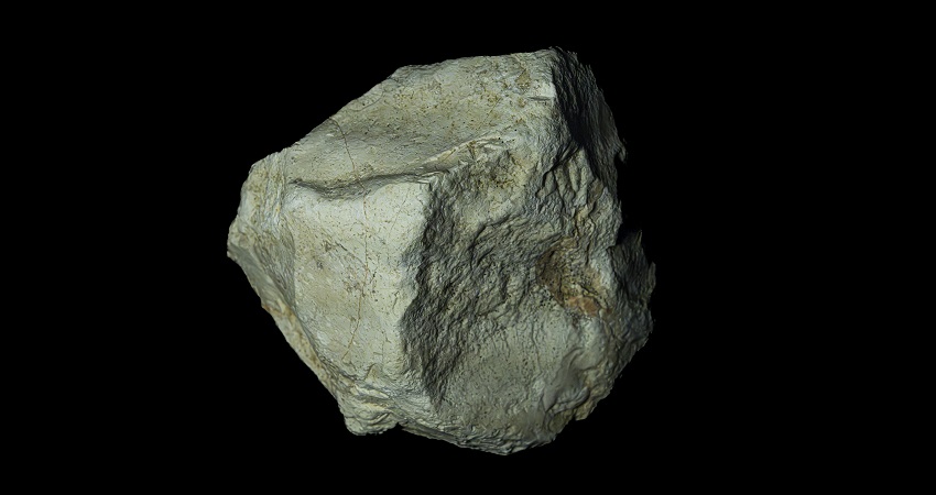 Foto de una piedra gris en primer plano con fondo negro