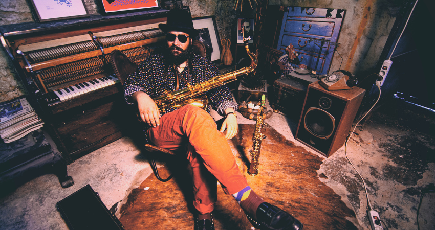 Javier Vercher, sentado, con su saxof&oacute;n